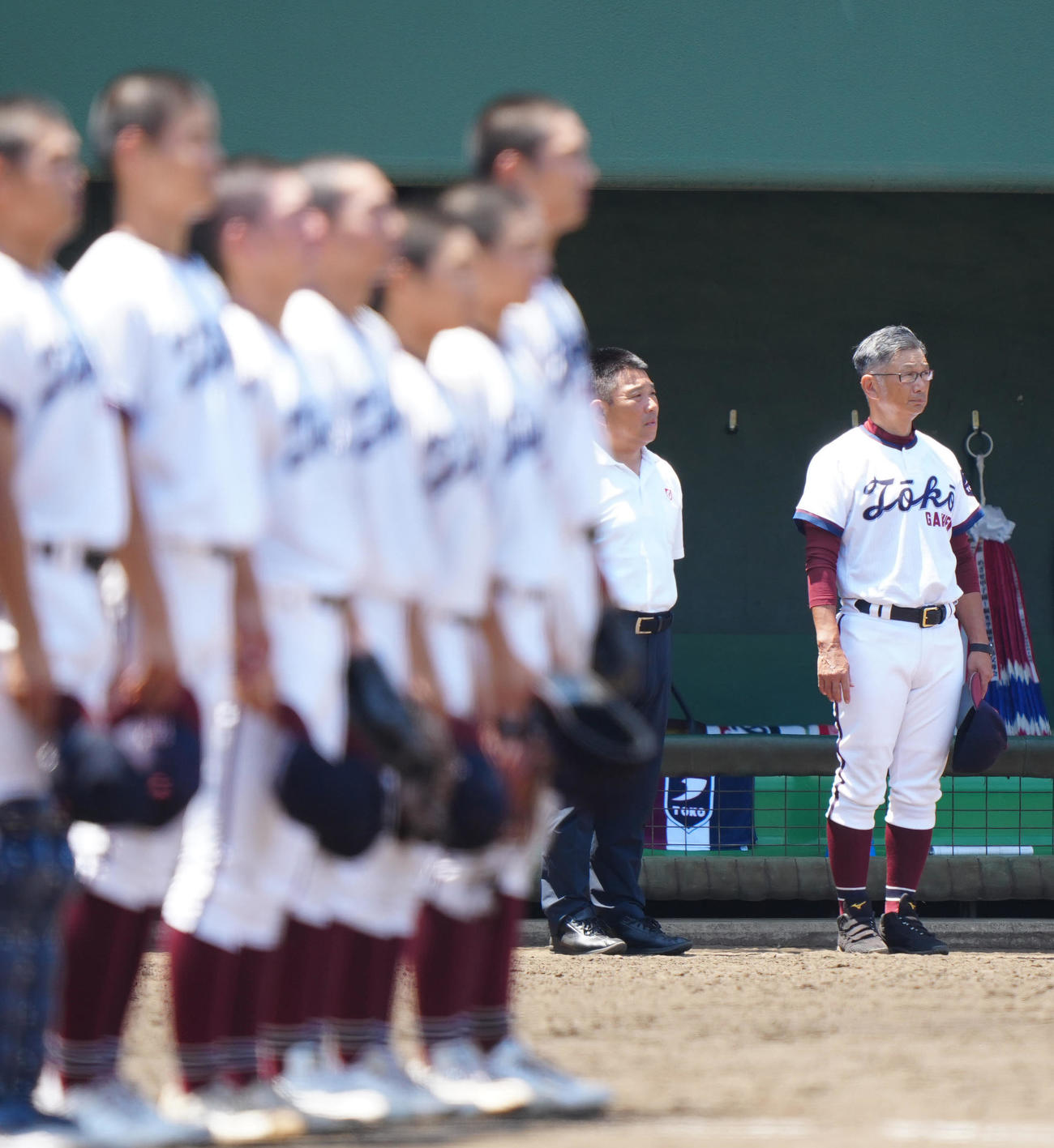 藤嶺藤沢対桐光学園　試合後、勝利し整列する桐光学園・野呂監督（右端）（撮影・江口和貴）