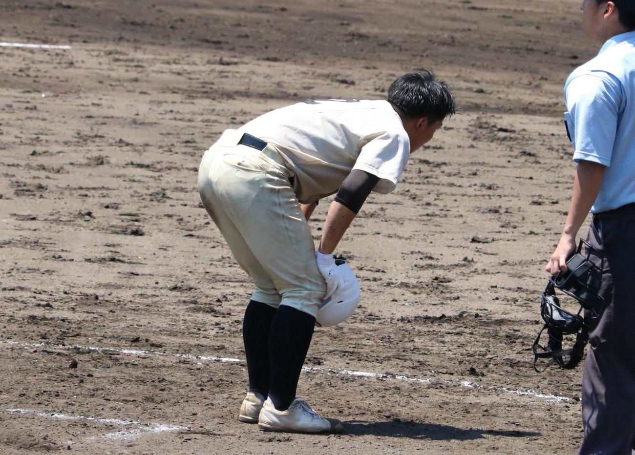科学技術対小野　小野の市橋慶祐主将は試合に敗れて肩を落とす（撮影・林亮佑）