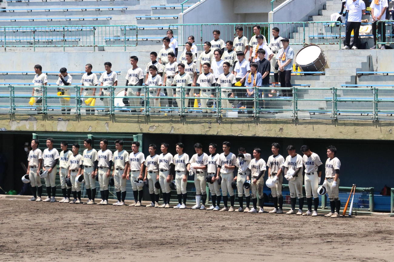 科学技術対小野　小野ナインは試合に敗れて肩を落とす（撮影・林亮佑）