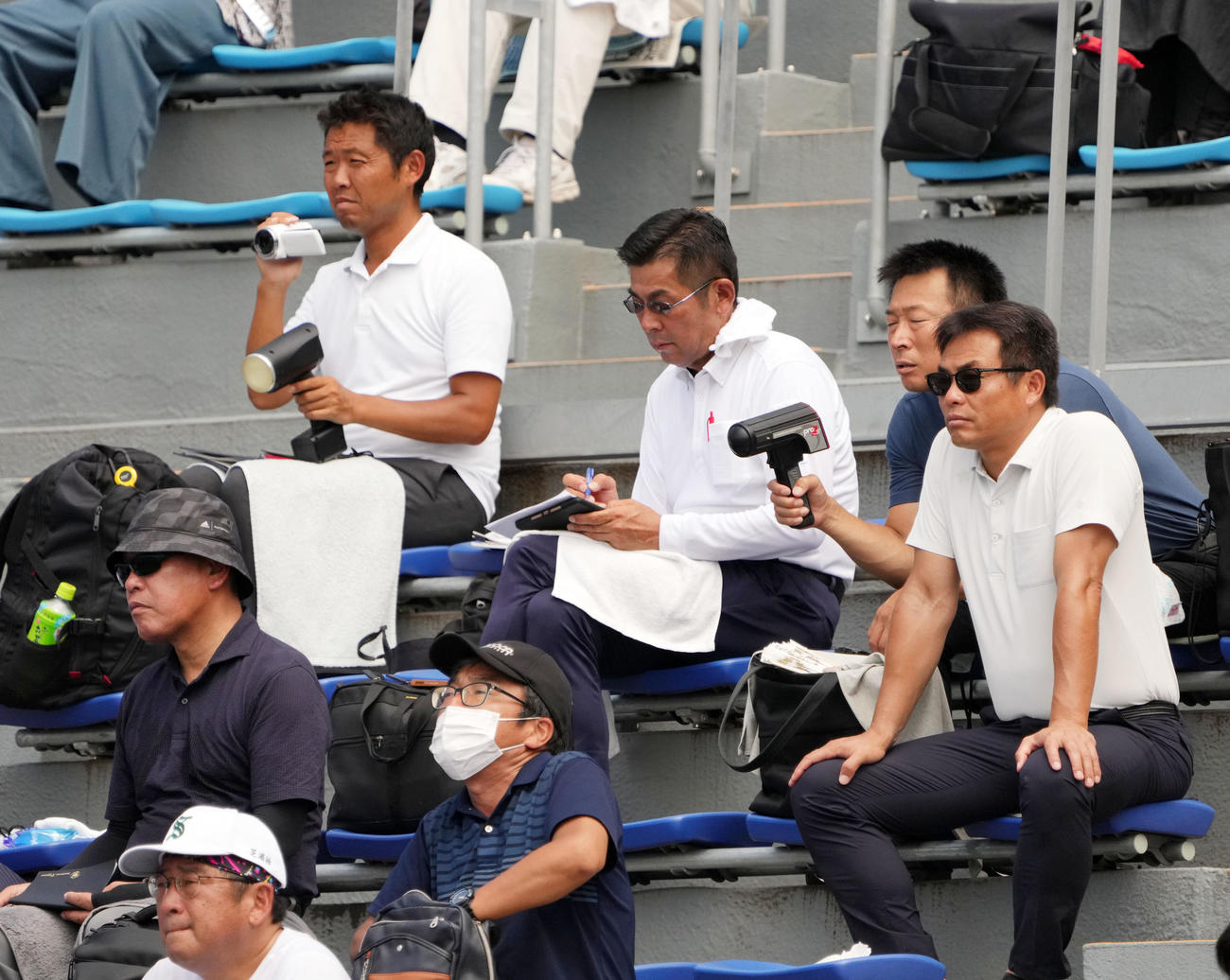 芝浦工大柏対幕張総合　力投する幕張総合先発の早坂にスピードガンを向けるスカウト陣（撮影・横山健太）