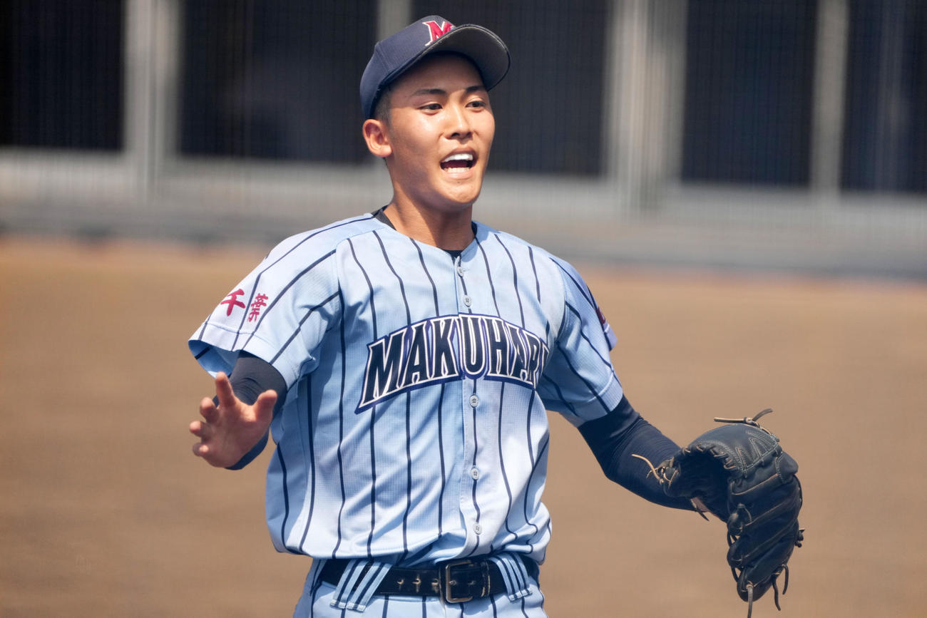 芝浦工大柏対幕張総合　3回裏を無失点に抑えナインとタッチを交わす幕張総合・早坂（撮影・横山健太）