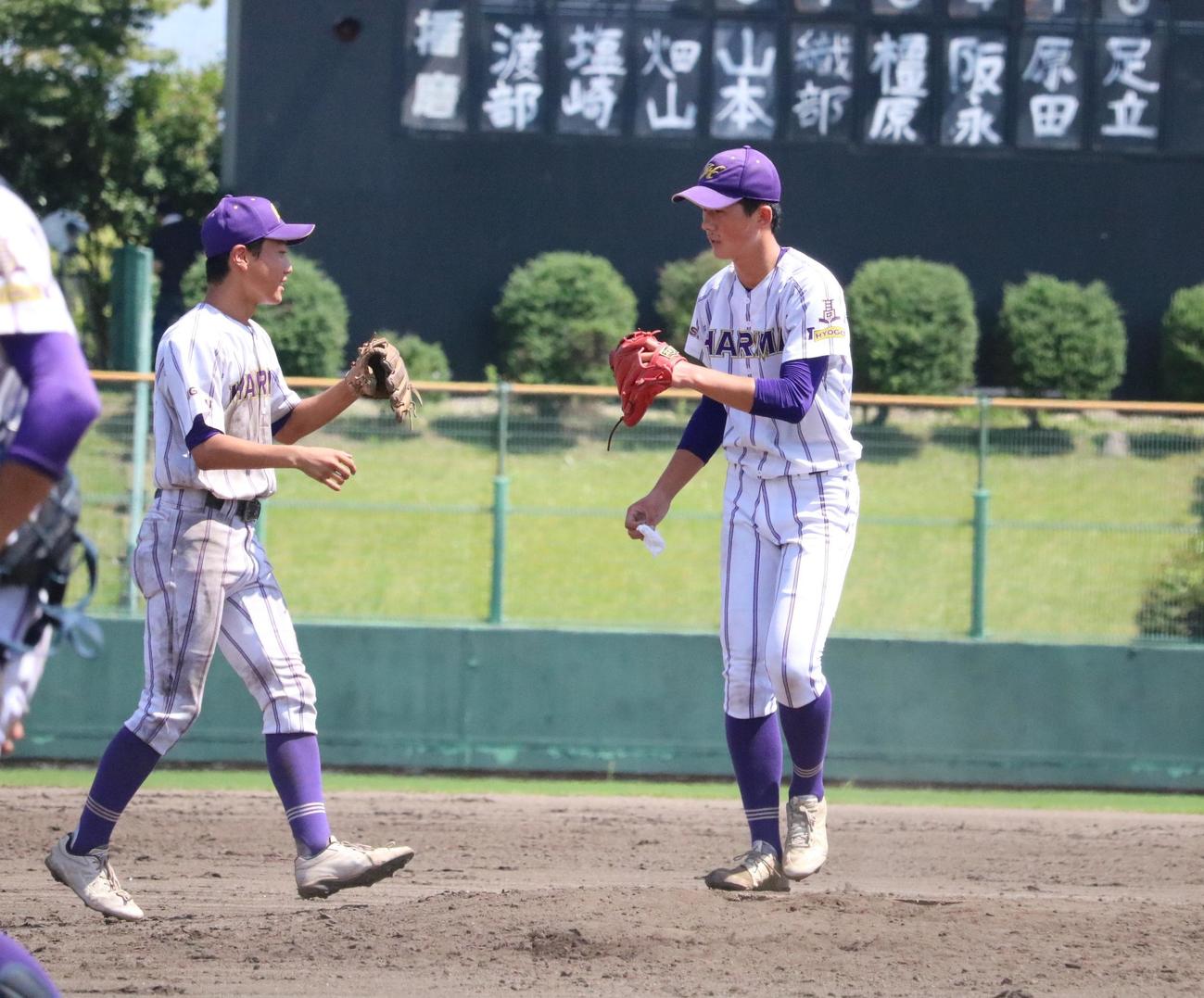 東播磨対伊川谷北　東播磨の原田祐人投手（3年＝写真右）は勝利を決めてタッチをかわす（撮影・林亮佑）＝2023年7月11日、高砂市野球場