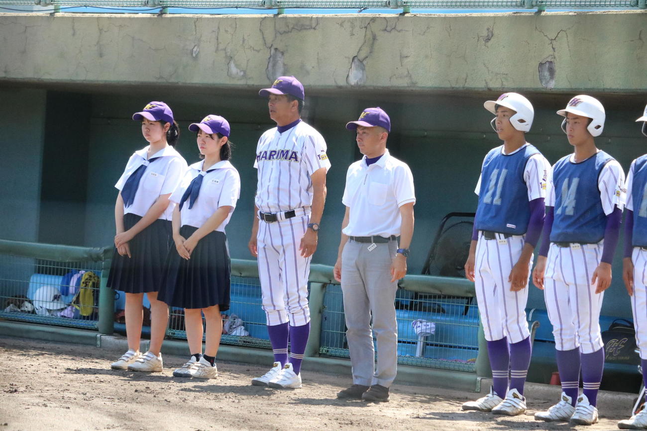 東播磨対伊川谷北　東播磨の福村順一監督（左から2人目）は試合を終えて整列する（撮影・林亮佑）＝2023年7月11日、高砂市野球場