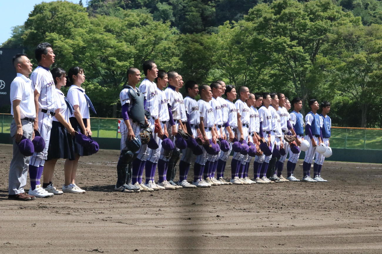 東播磨対伊川谷北　東播磨ナインは勝利し、スタンドにあいさつする（撮影・林亮佑）＝2023年7月11日、高砂市野球場