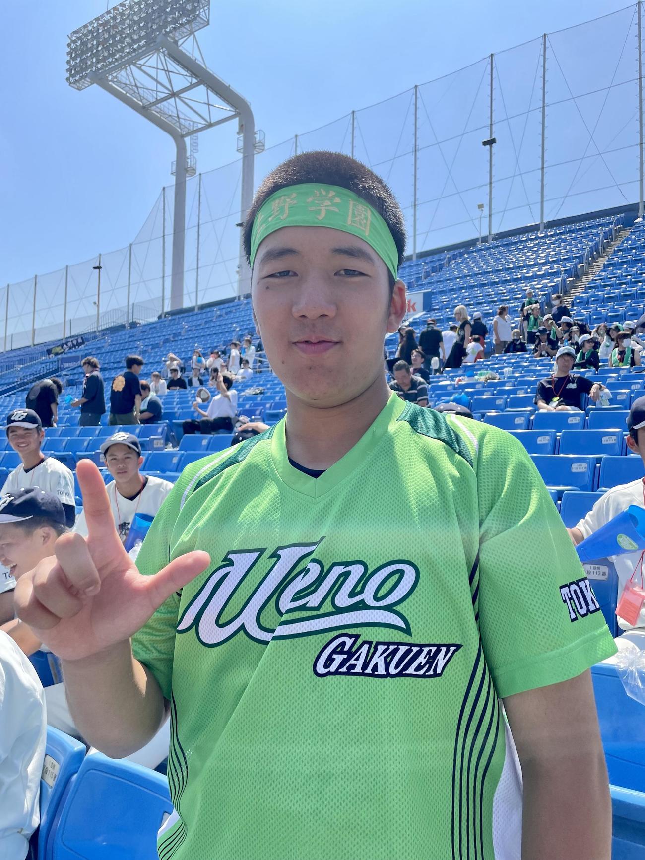 上野学園対日大豊山　スタンドから声援を送った上野学園・堀井応援団長（撮影・保坂恭子）