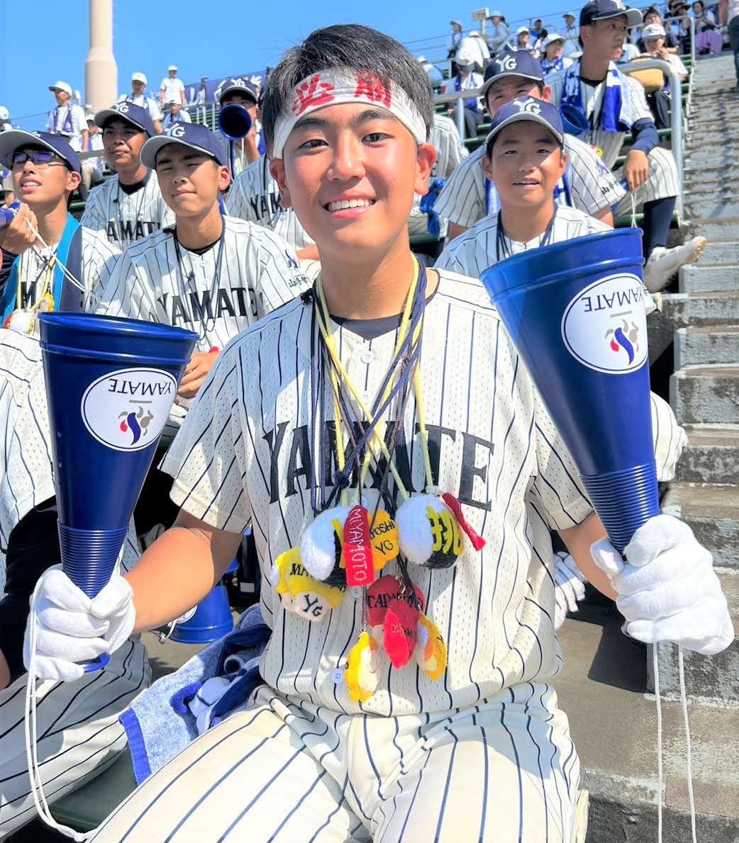 日大高対山手学院　ベンチ入りしている選手の分のお守りを首から提げ応援する（撮影・星夏穂）