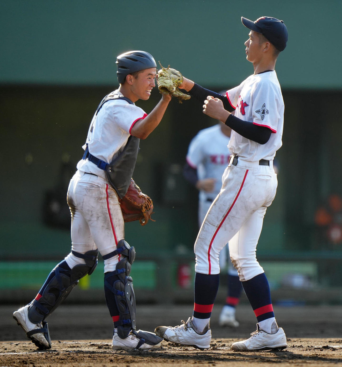 日大高対山手学院　最後を締め、日大高捕手岩永（左）とタッチを交わす3番手の永谷（撮影・江口和貴）