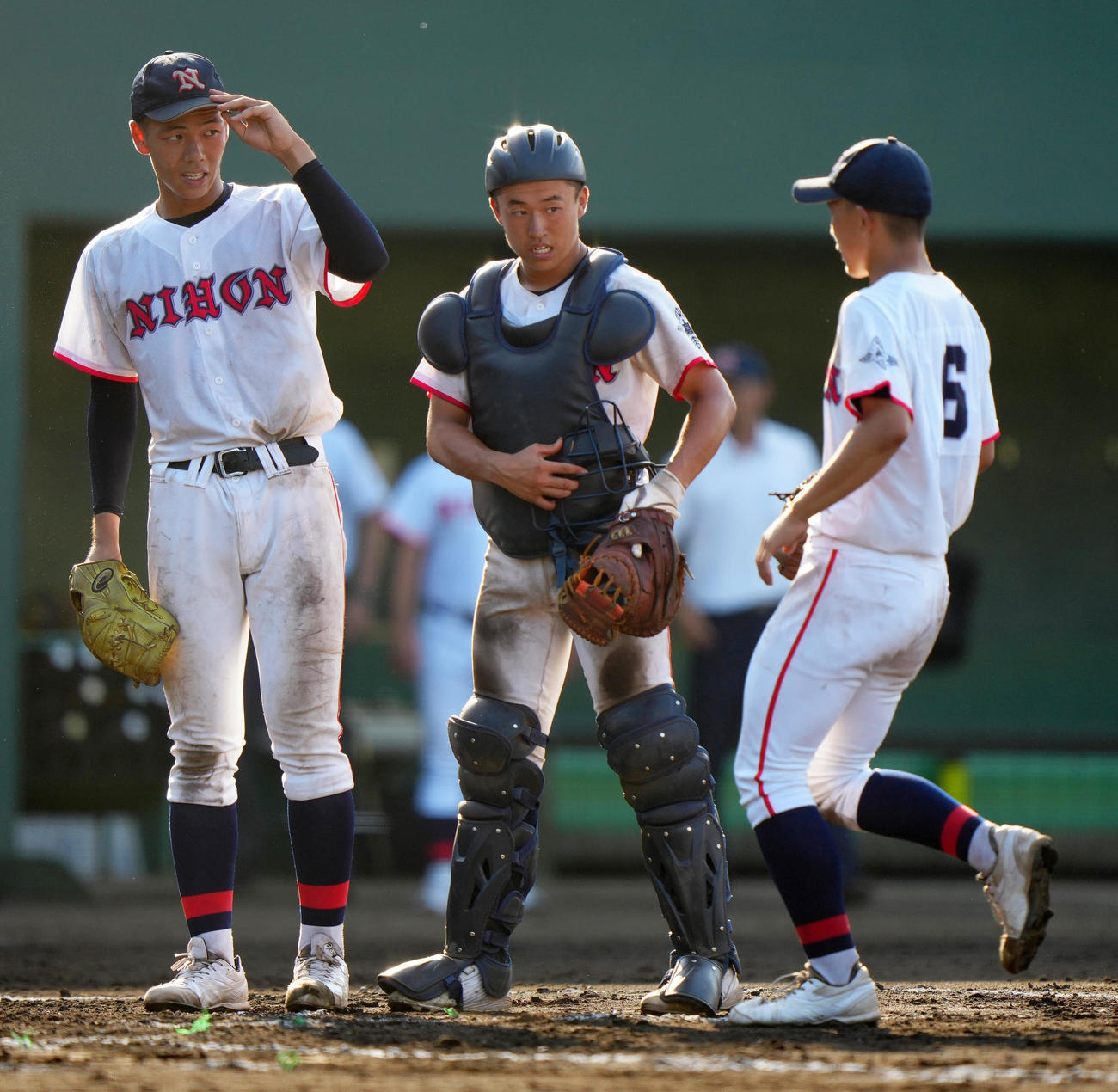日大高対山手学院　山手学院に勝利し、整列する日大高3番手の永谷（左）。中央は捕手岩永（撮影・江口和貴）