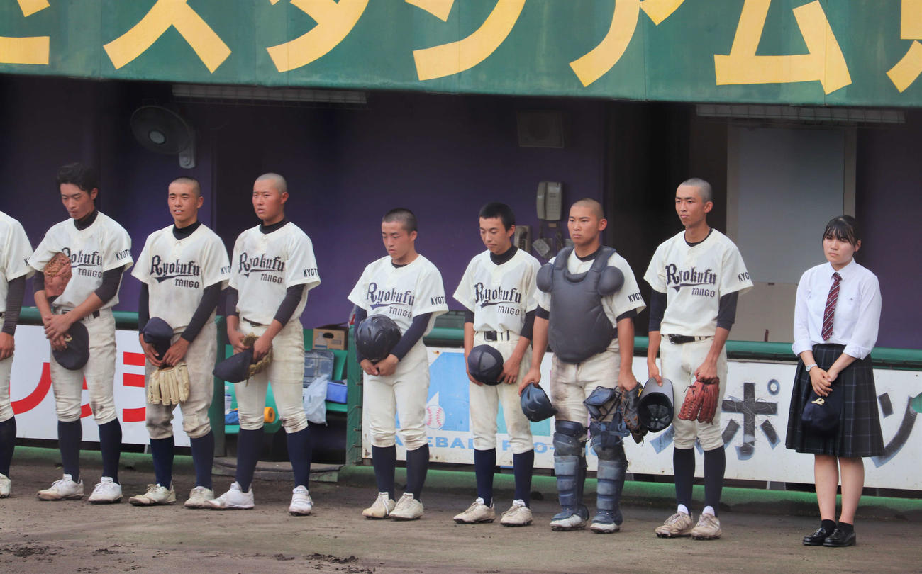 丹後緑風対京都工　丹後緑風は10回コールドで敗退した。右から2番目が主将の井藤己純（きずな、3年）（撮影・中島麗）