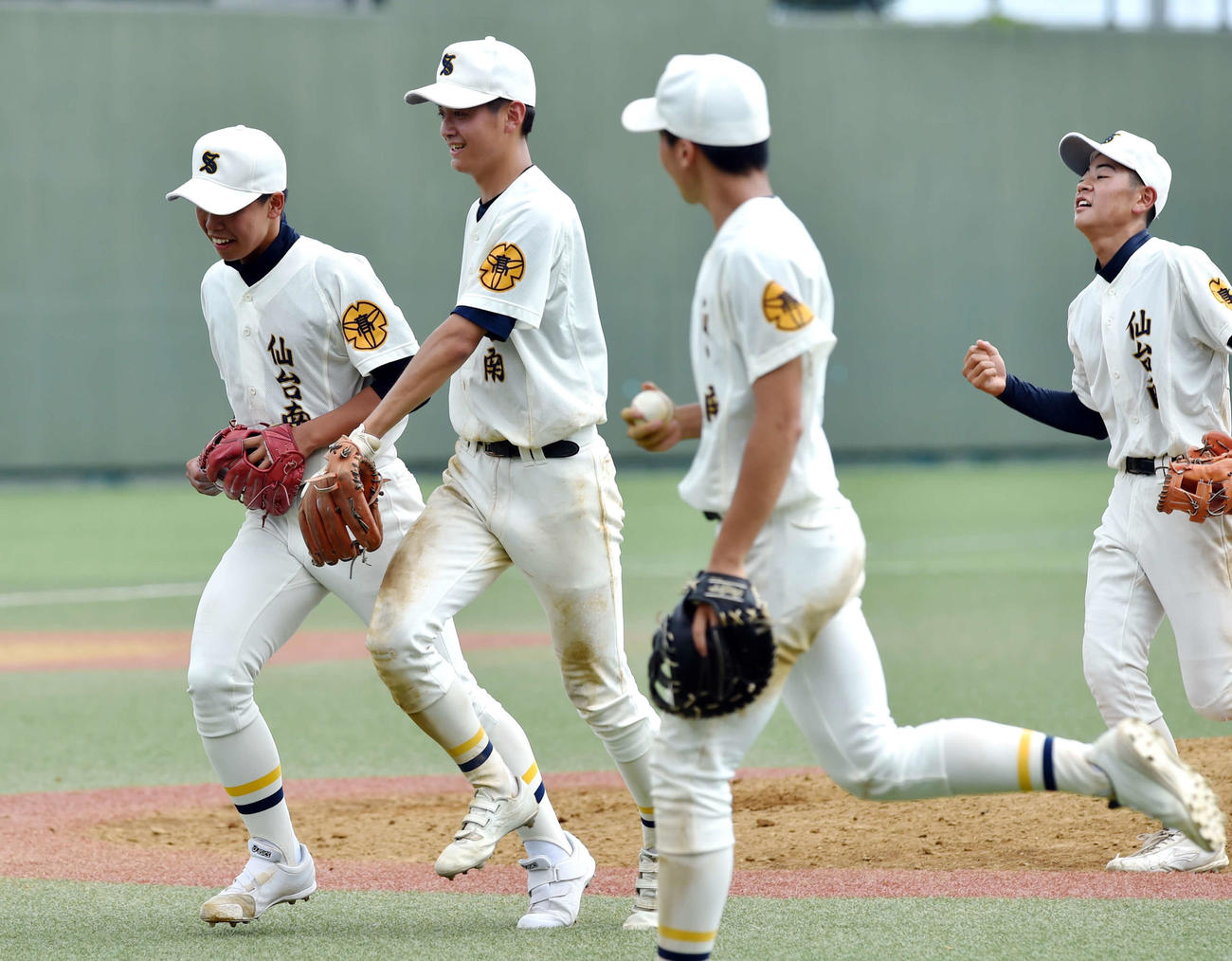 初戦を突破し、整列に向かう仙台南・佐藤斗（左から2人目）らナイン