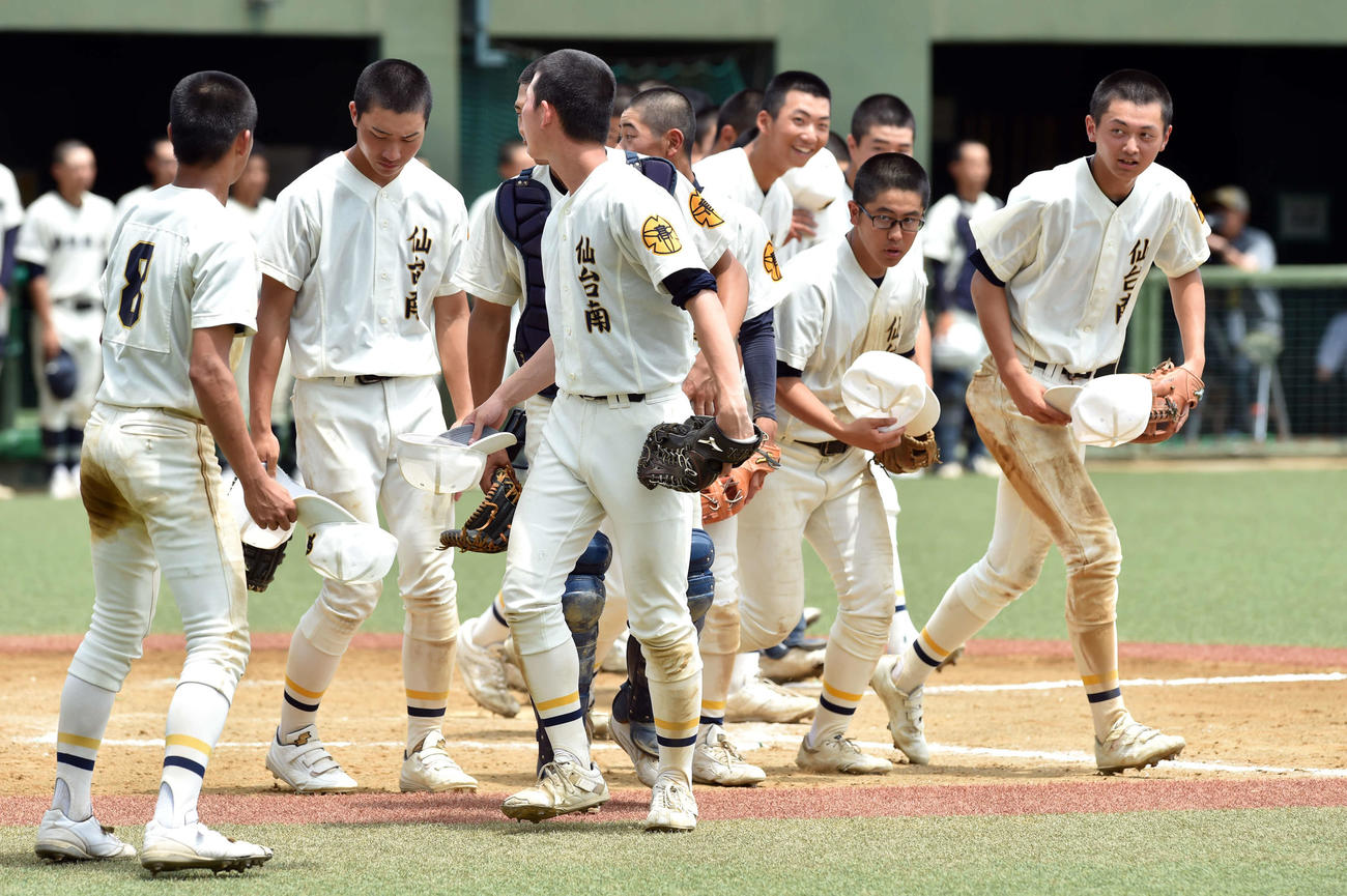 仙台三対仙台南　初戦を突破し、応援席にあいさつに向かう仙台南・佐藤斗（右）らナイン（撮影・相沢孔志）