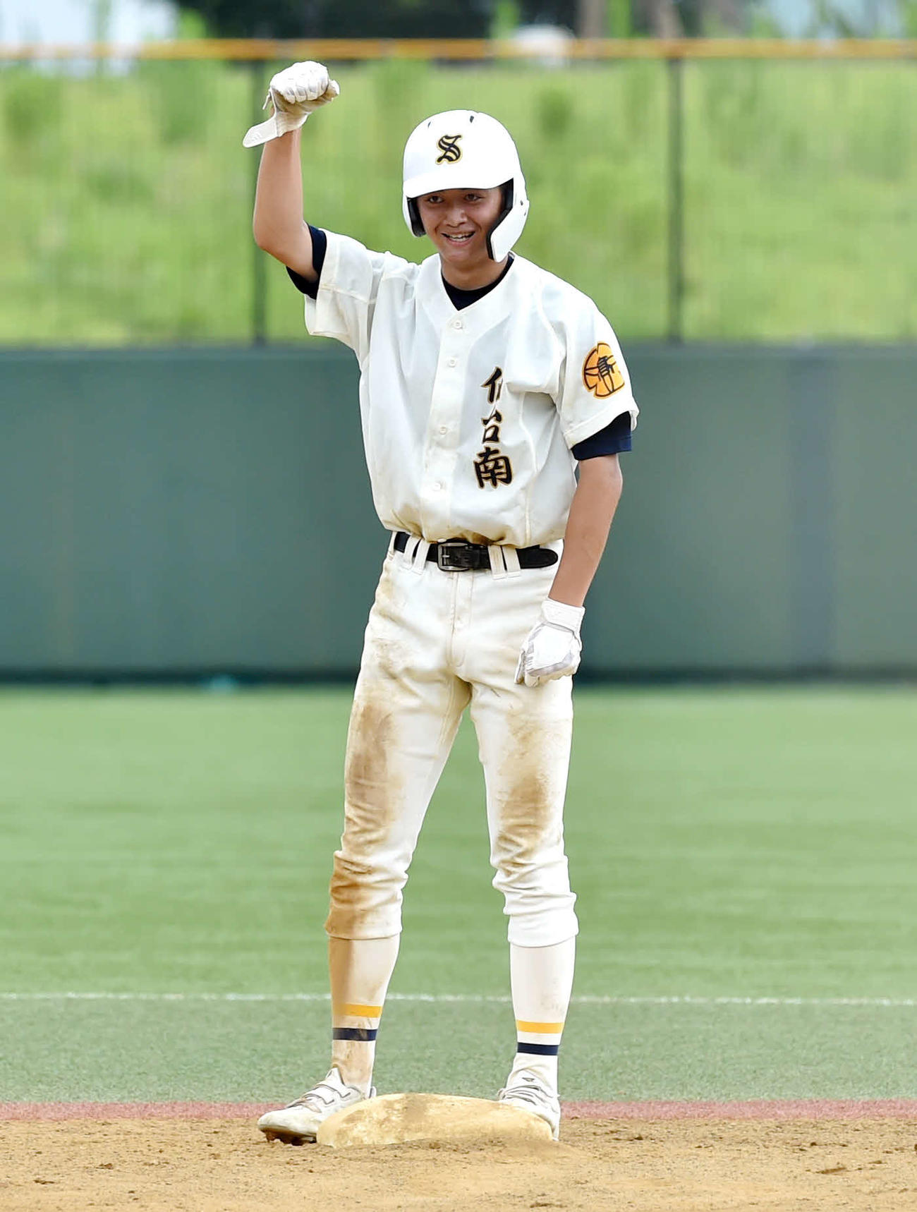 8回、2点中前適時打を放ち、ガッツポーズする仙台南・佐藤斗