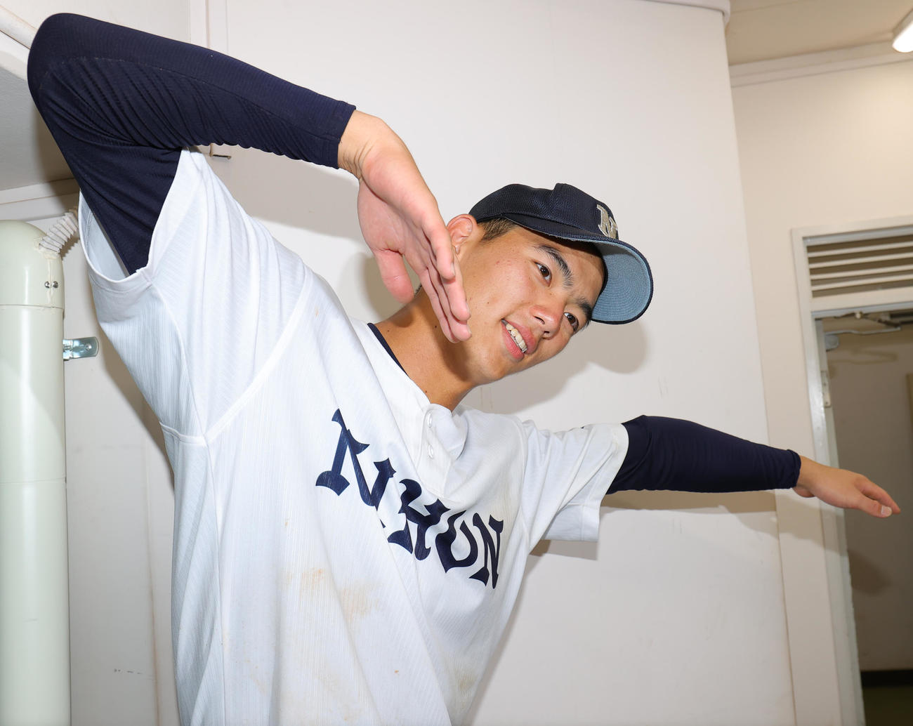 上野学園対日大豊山　水泳との二刀流の日大豊山・光永は、初戦を突破し笑顔でクロールポーズ（撮影・野上伸悟）