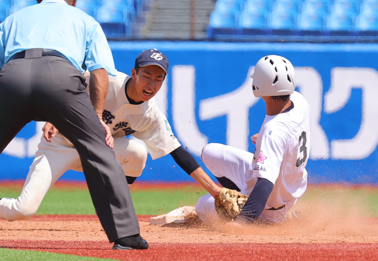 上野学園対日大豊山　4回裏日大豊山2死一塁、二盗に成功する光永（撮影・野上伸悟）