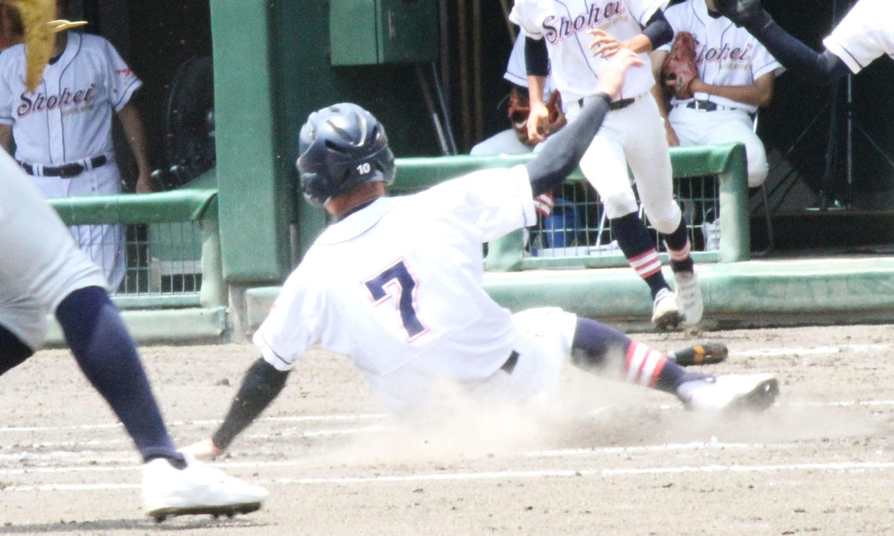 東日本大昌平対福島明成　2回表、先制のホームに滑り込む東日本大昌平・斉藤（撮影・木村有優）