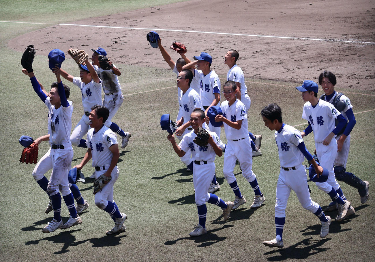 淡路対須磨東　勝利後に笑顔を見せる淡路ナイン（撮影・原田竣矢）