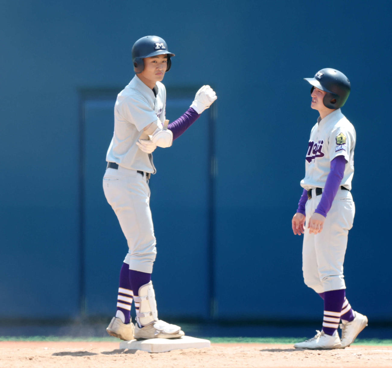 大崎対明大中野　3回裏明大中野無死一塁、右前打を放った高橋（左）（撮影・宮地輝）