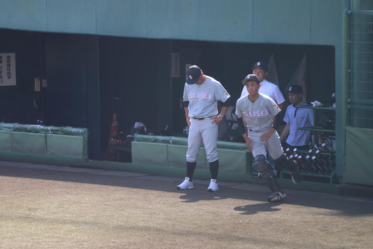 明石城西対彩星工科　敗戦後、悔しさを見せる平田徹監督