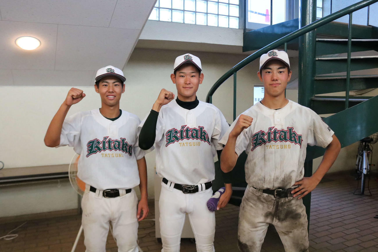 龍野北対育英　育英にサヨナラ勝ちしてガッツポーズを作る龍野北の選手たち。左から長峰外野手小林投手、酒谷外野手（撮影・林亮佑）