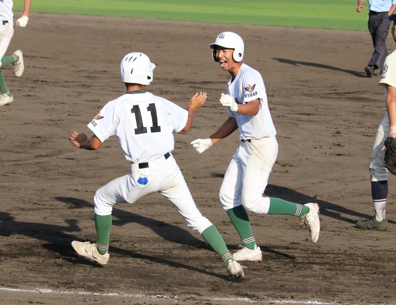 龍野北対育英　11回裏1死満塁、龍野北の長峰翼外野手（2年）がサヨナラ打を放ち笑顔がはじける（撮影・林亮佑）＝2023年7月11日、高砂市野球場