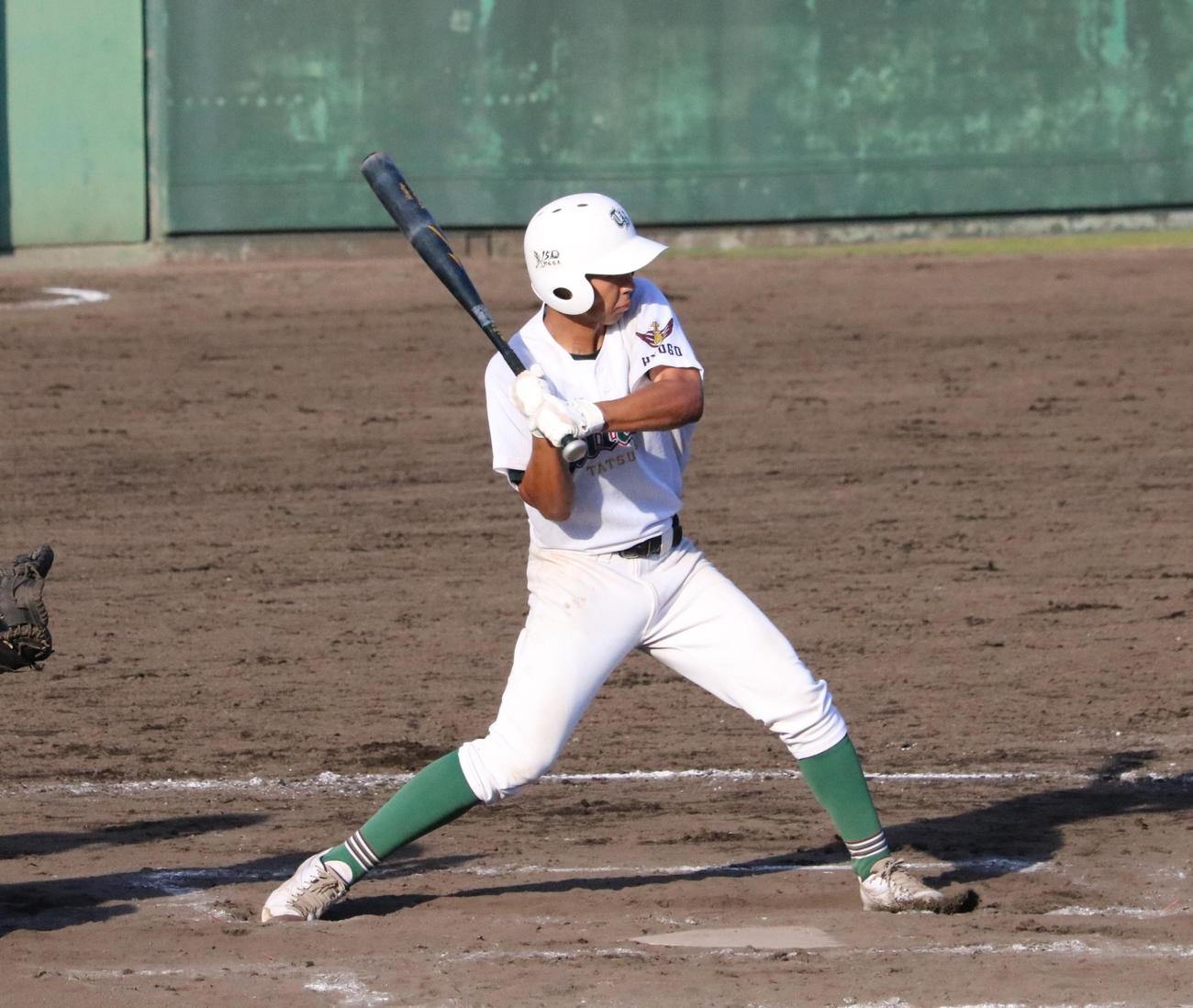龍野北対育英　11回裏1死満塁、龍野北の長峰翼外野手（2年）がサヨナラ打を放つ（撮影・林亮佑）＝2023年7月11日、高砂市野球場