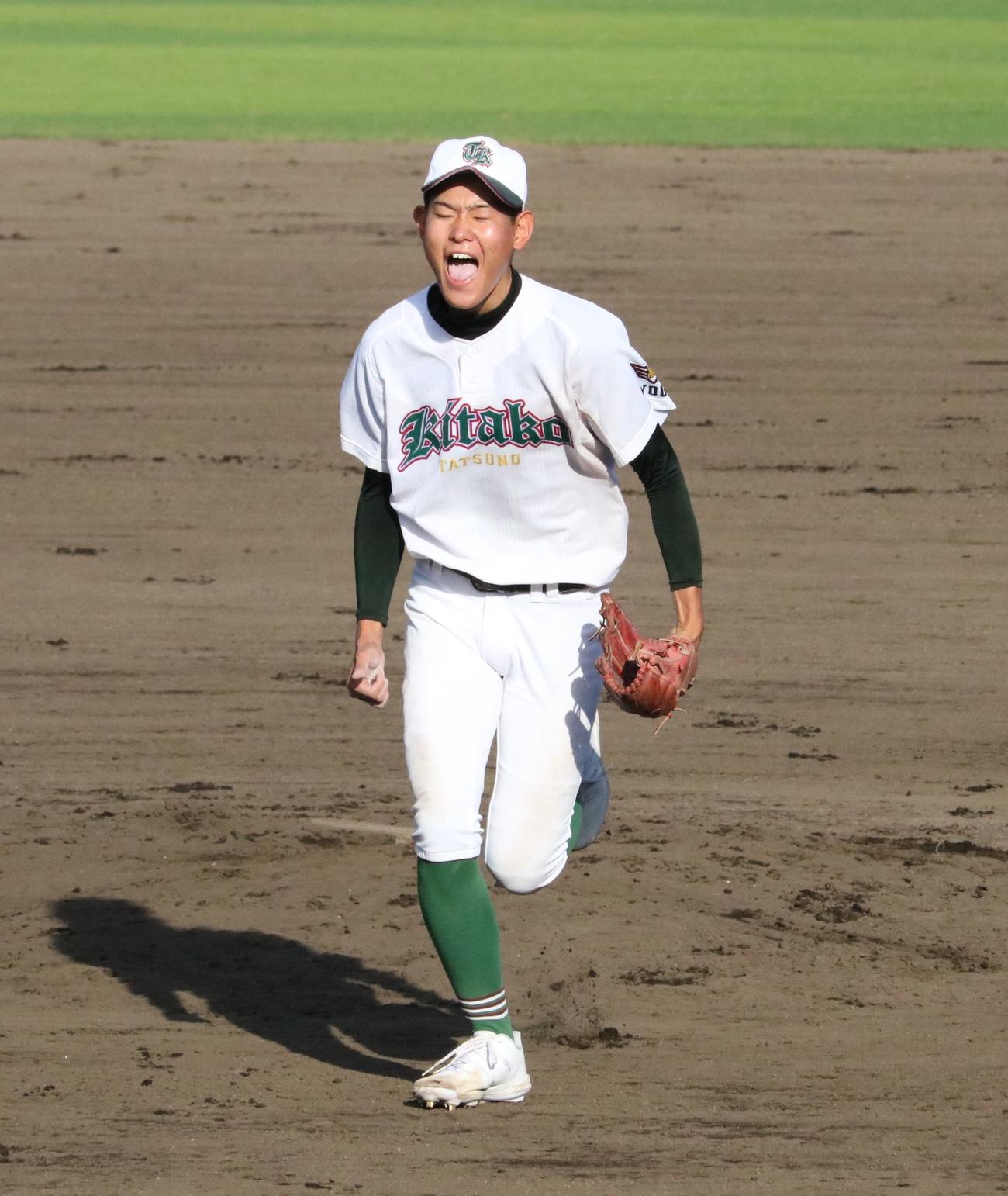 龍野北対育英　龍野北の小林謙二投手（3年）がタイブレークの10回表を無失点に抑えてほえる（撮影・林亮佑）＝2023年7月11日、高砂市野球場