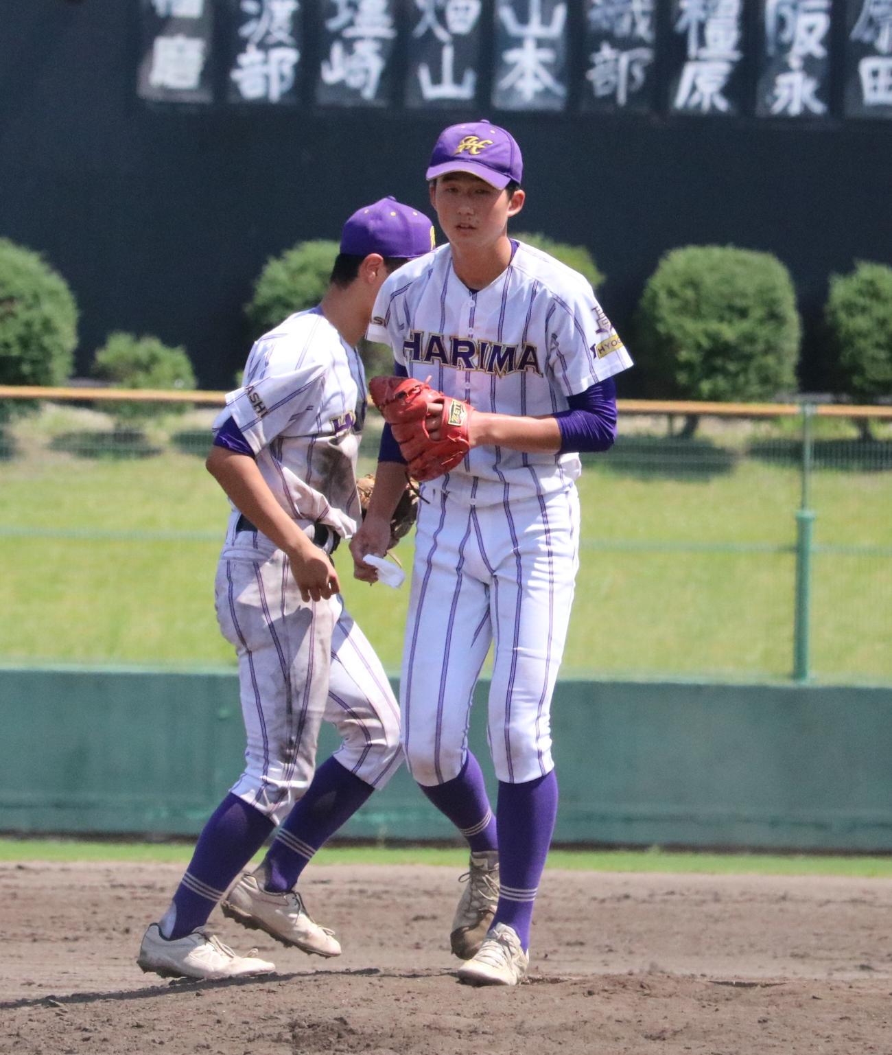 東播磨対伊川谷北　東播磨・原田投手（右）は勝利を決めてタッチをかわす（撮影・林亮佑）