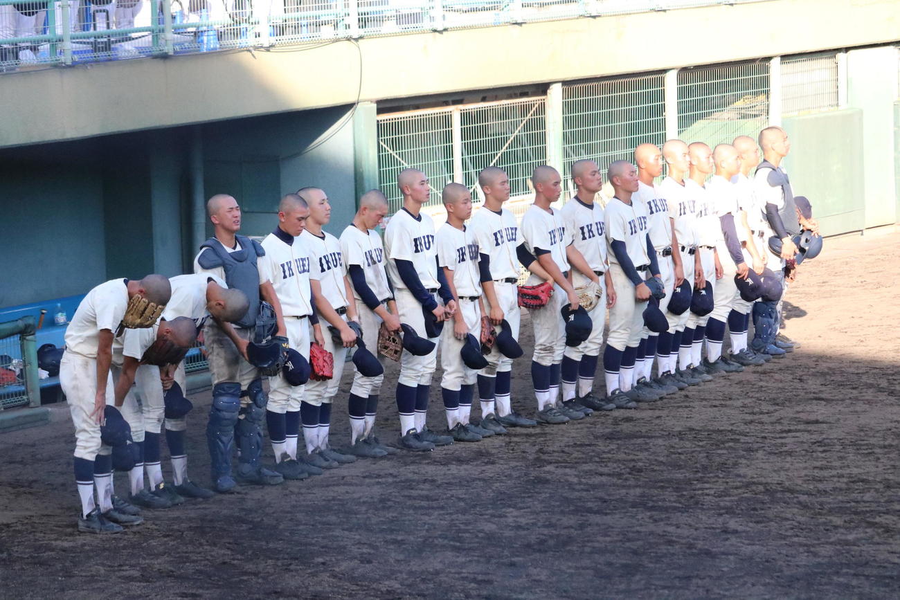 龍野北対育英　サヨナラ負けし、泣き崩れる育英ナイン（撮影・林亮佑）