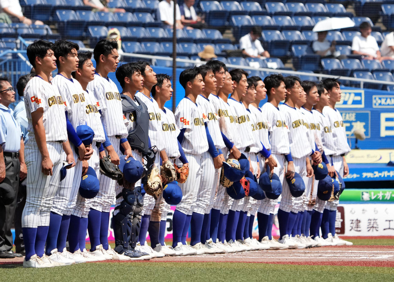 中央学院対国分　国分に勝利し整列する中央学院ナイン（撮影・横山健太）