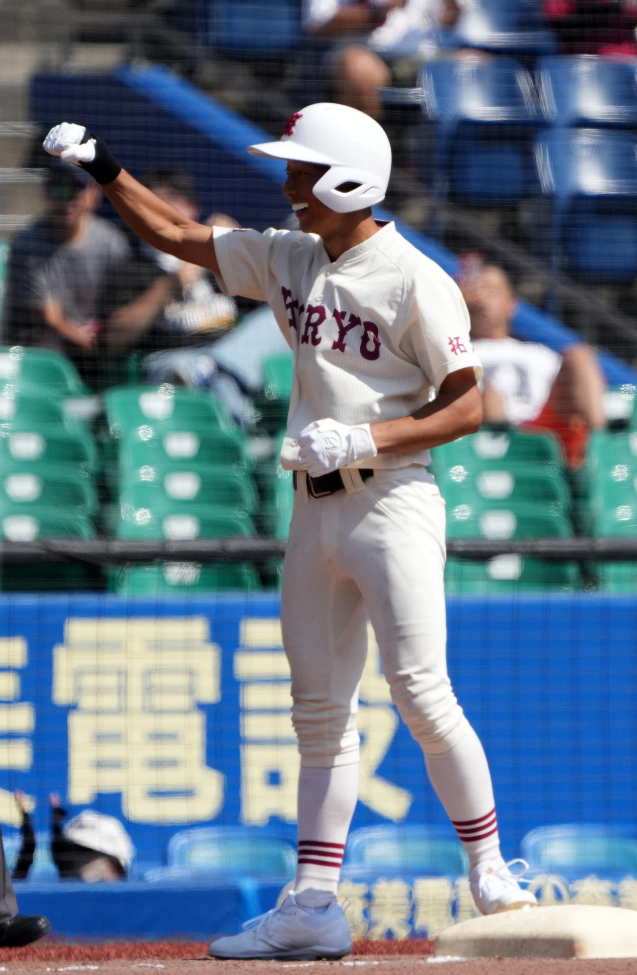 横芝敬愛対拓大紅陵　2回裏拓大紅陵無死満塁、中越え3点適時三塁打を放ちガッツポーズする小藤田（撮影・横山健太）