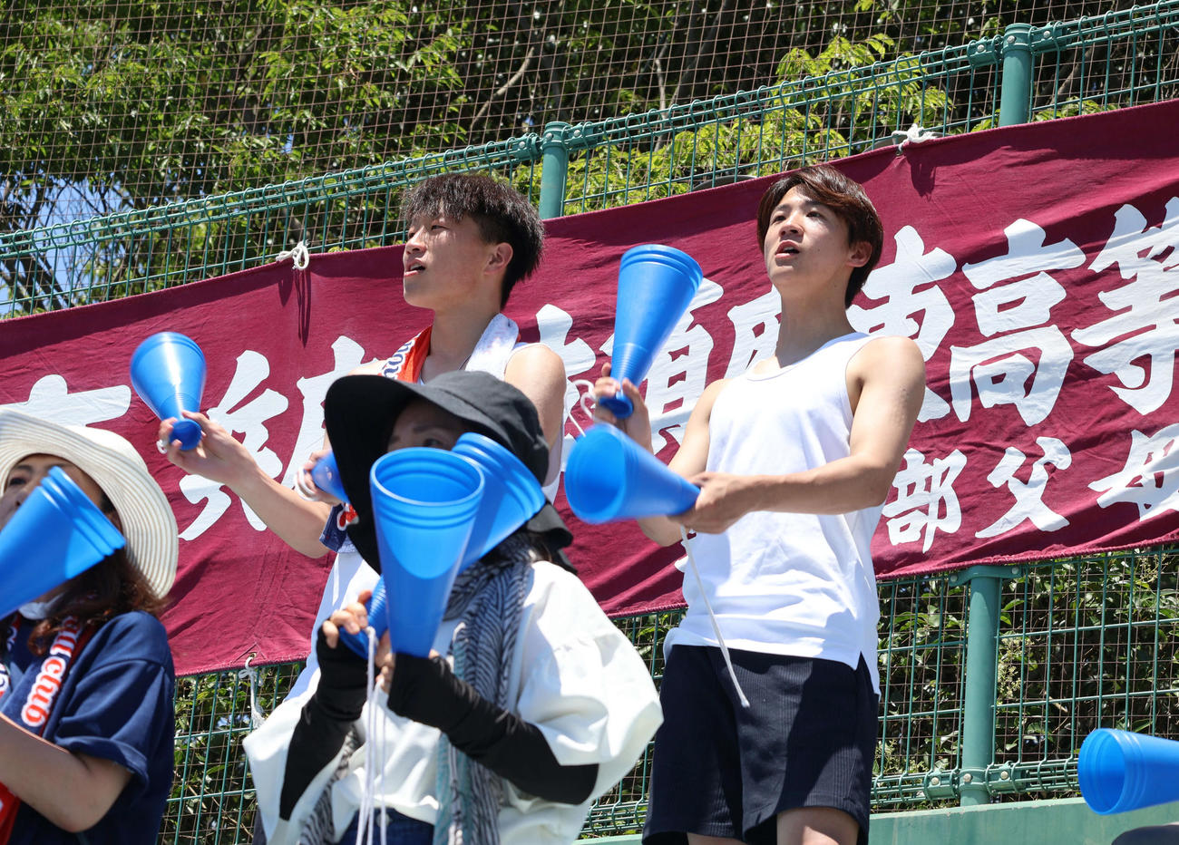 須磨東ナインを応援するOBの2人　吉尾奎飛さん（左）と藤野太陽さん