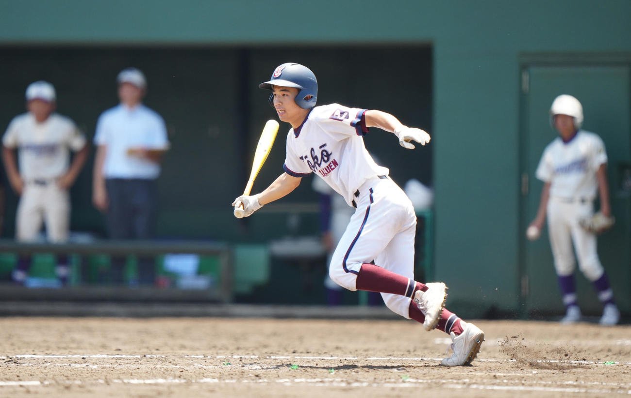 藤嶺藤沢対桐光学園　5回裏桐光学園2死三塁、遊撃適時内野安打とする矢竹（撮影・江口和貴）