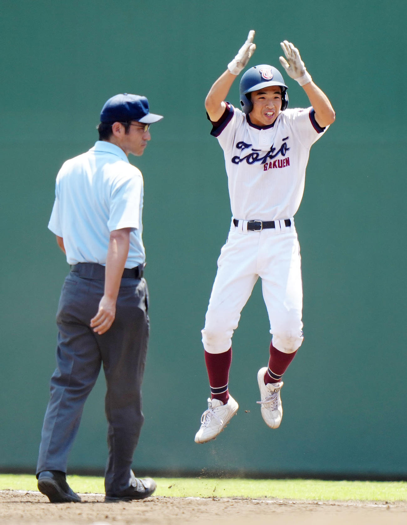 藤嶺藤沢対桐光学園　5回裏桐光学園2死三塁、遊撃適時内野安打とし、ジャンプする矢竹（右）（撮影・江口和貴）