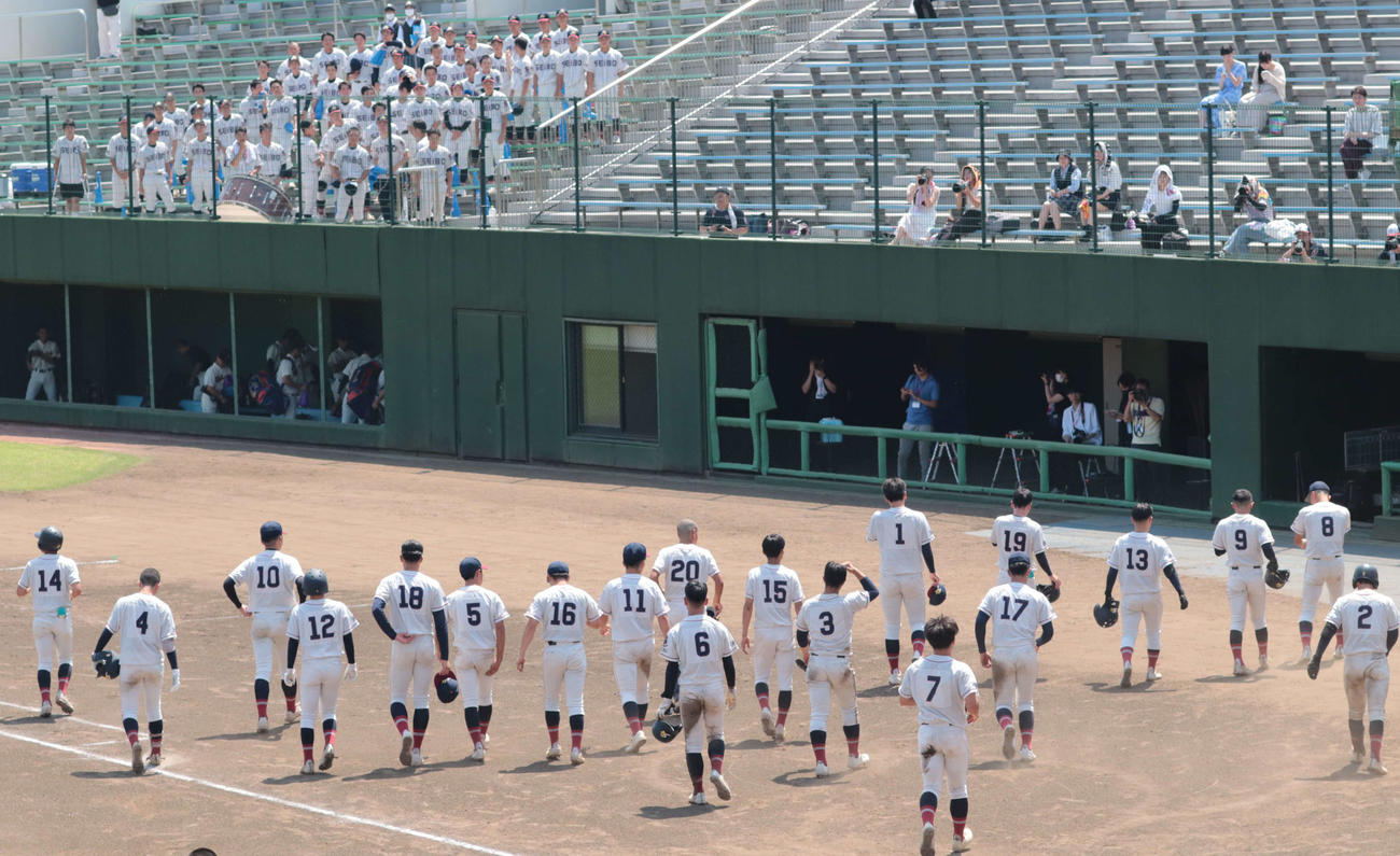 昨夏Vも初戦敗退となり、ベンチに引き揚げる聖望学園ナイン（撮影・佐瀬百合子）