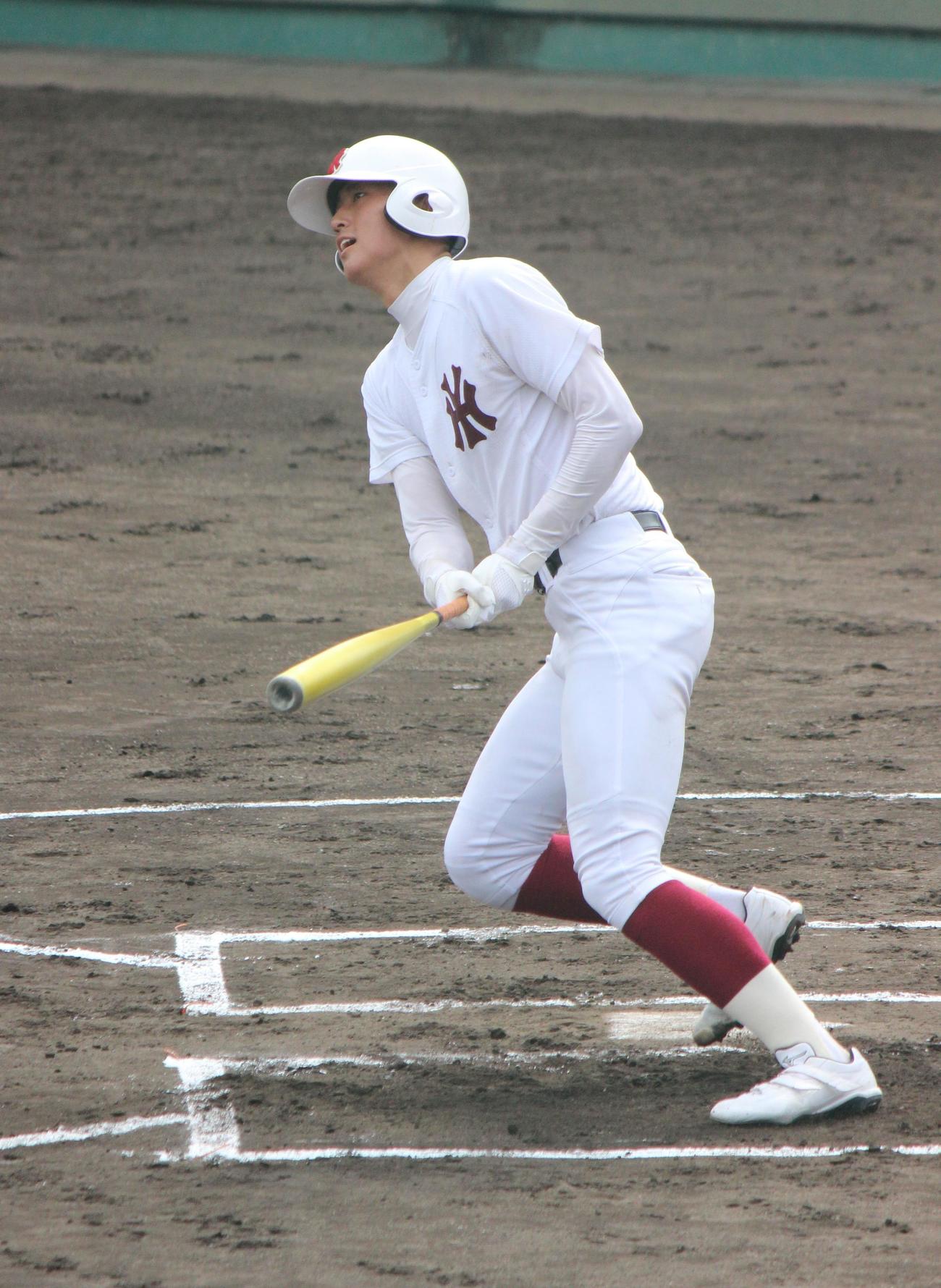 京都大会　西京対山城　3回、左前打を放つ山城・松本（撮影・柏原誠）