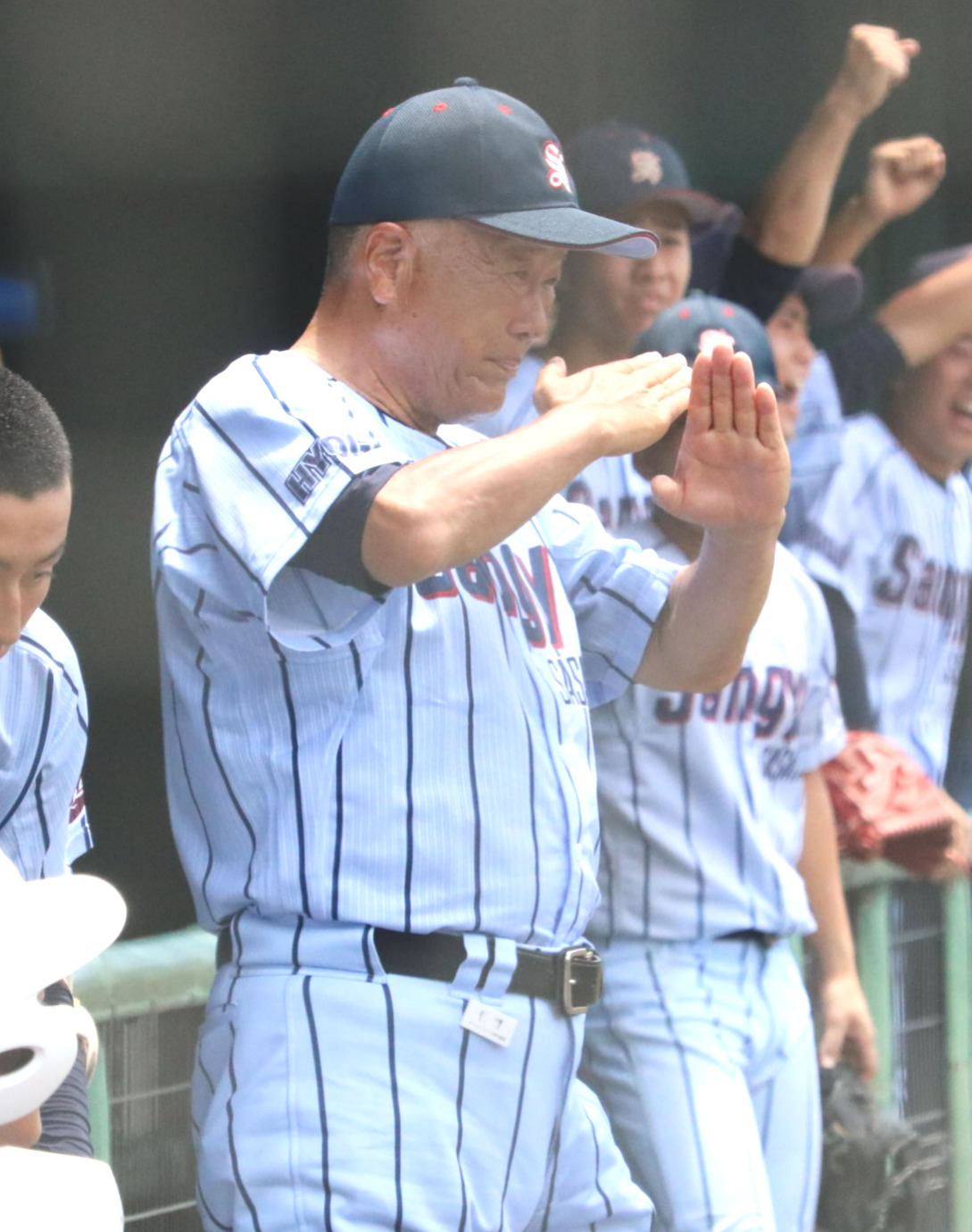 龍野対篠山産　8回裏、篠山産の長沢宏行監督が代打の指示を送るためにタイムをとる（撮影・林亮佑）