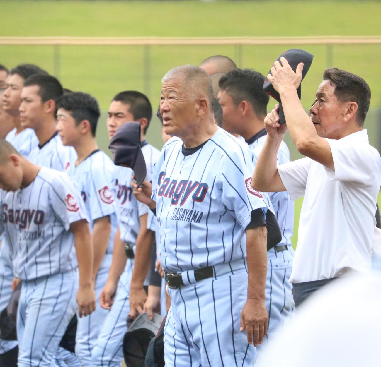龍野対篠山産　篠山産の長沢宏行監督は試合前にスタンドへあいさつ（撮影・林亮佑）