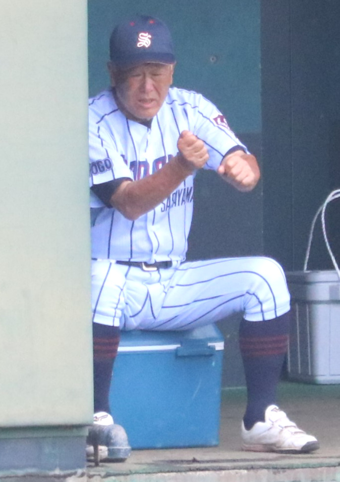 龍野対篠山産　篠山産の長沢宏行監督は打者に指示を送る（撮影・林亮佑）