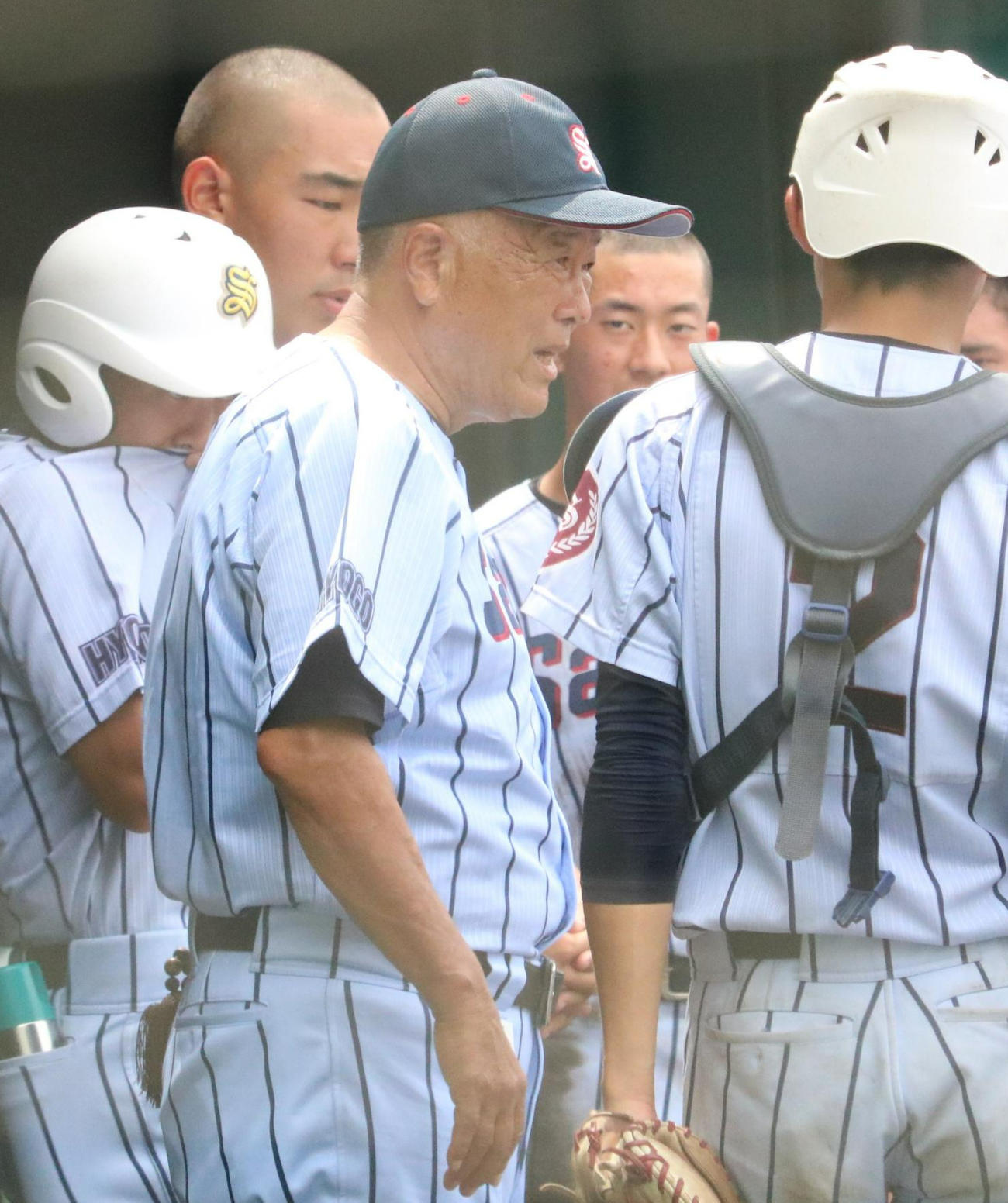 龍野対篠山産　篠山産の長沢宏行監督は攻撃前にナインに指示を送る（撮影・林亮佑）