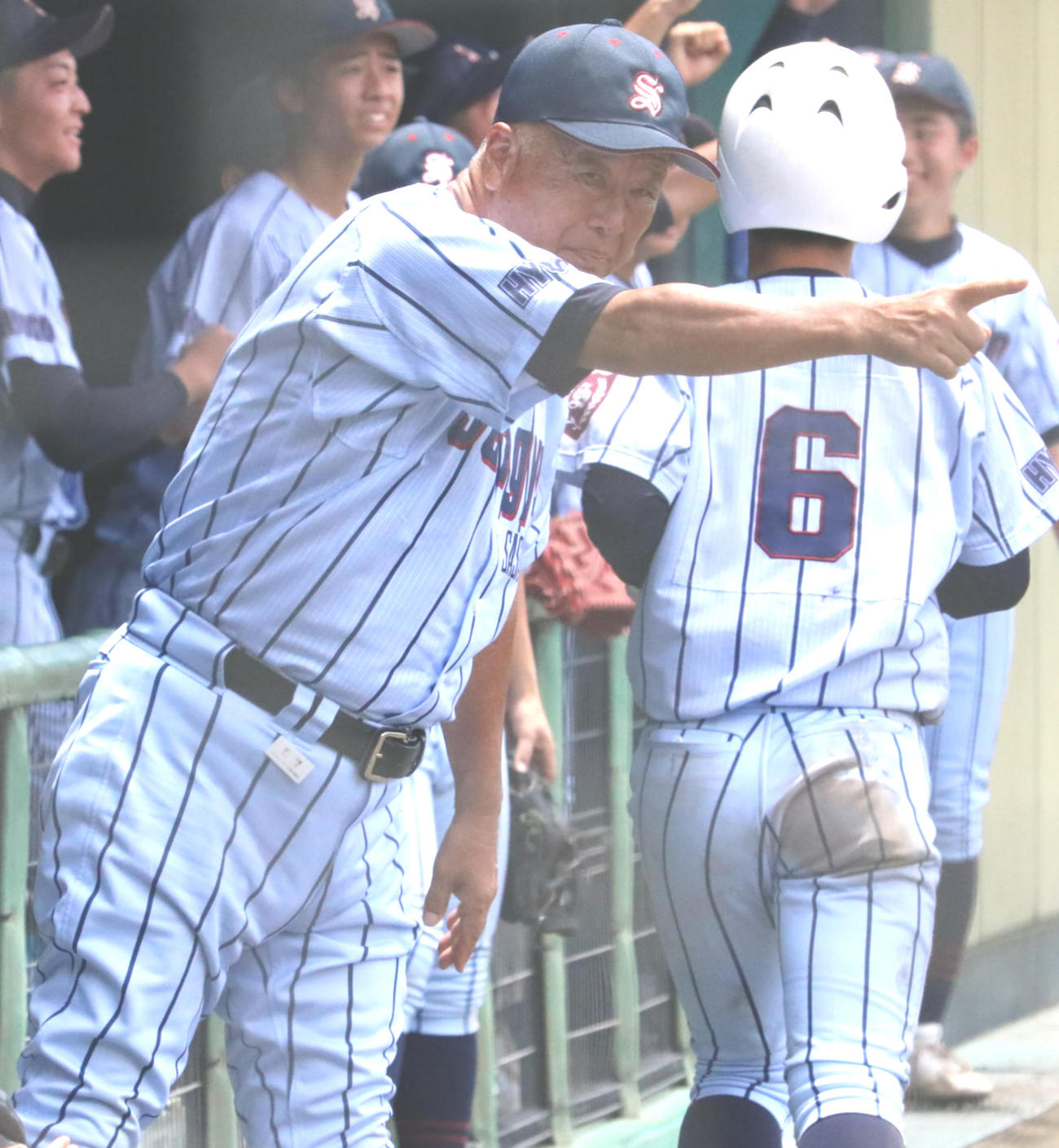 龍野対篠山産　8回裏、篠山産の長沢宏行監督が審判に代打を告げる（撮影・林亮佑）