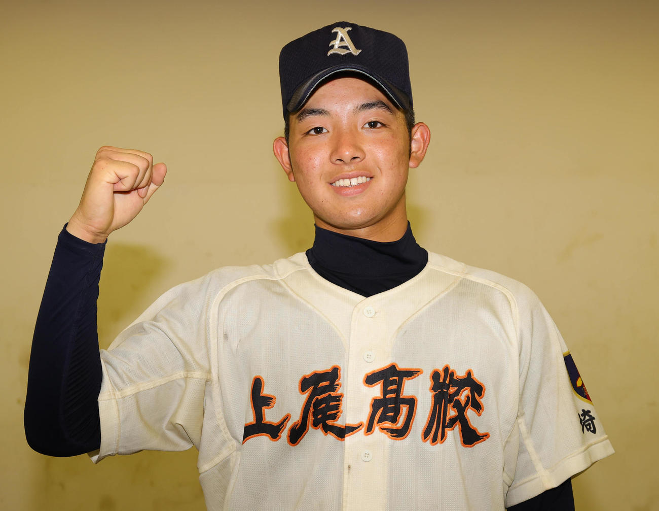 上尾対川口市立　好リリーフの上尾・藤村は、笑顔でガッツポーズ（撮影・野上伸悟）