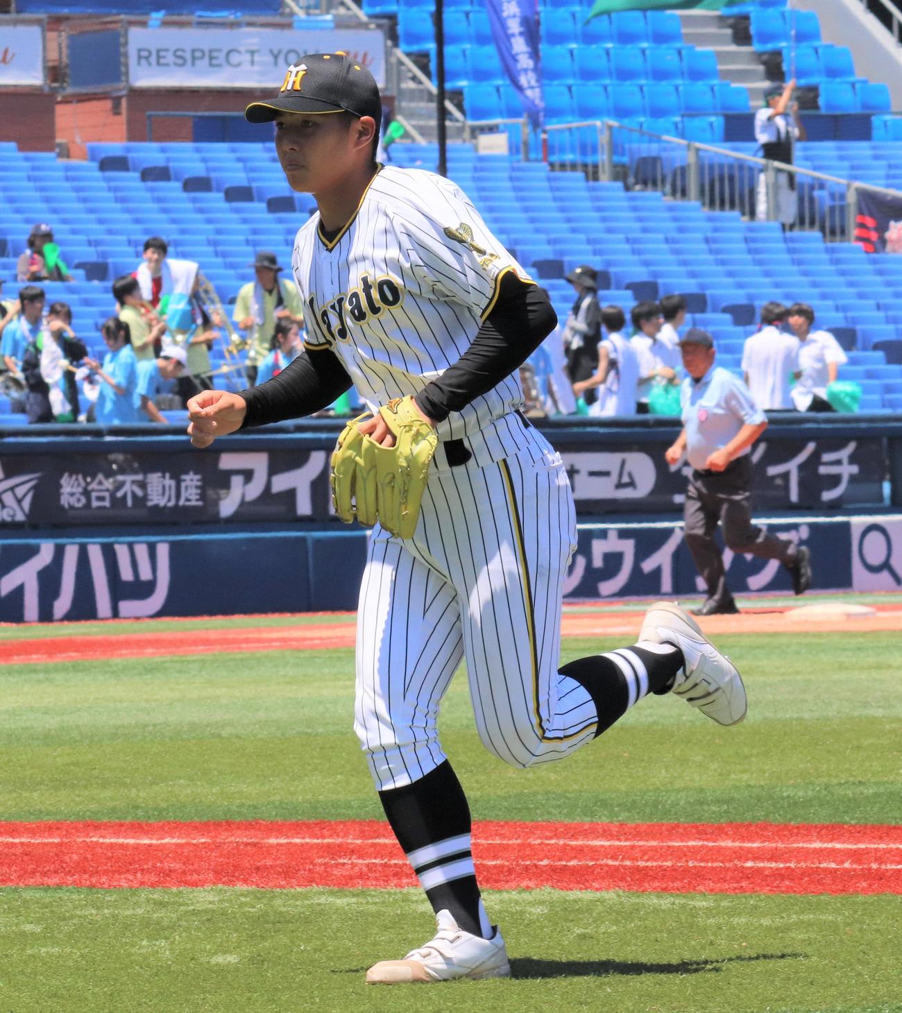 横浜翠嵐対横浜隼人　ベンチへ戻る横浜隼人の先発・山口（撮影・星夏穂）