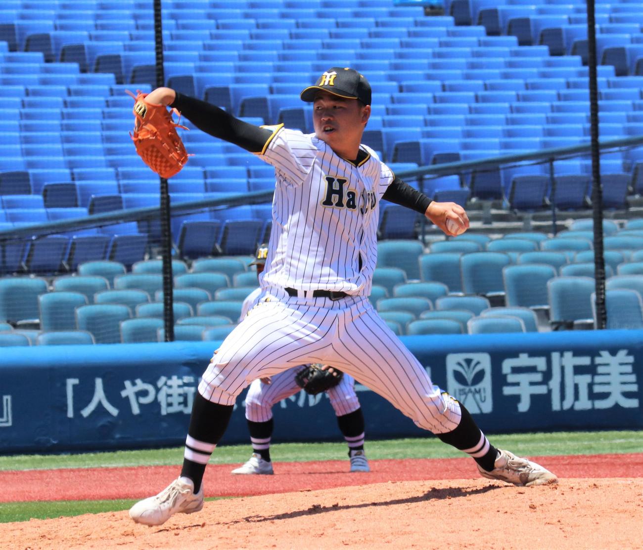 横浜翠嵐対横浜隼人　4番手で登板し力投する横浜隼人・石橋（撮影・星夏穂）