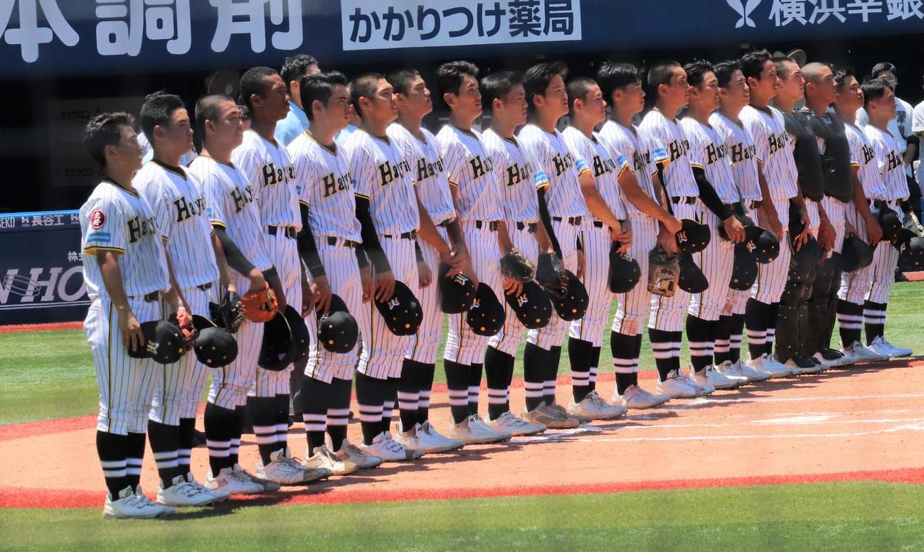 横浜翠嵐対横浜隼人　勝利後に校歌を歌う横浜隼人ナイン（撮影・星夏穂）