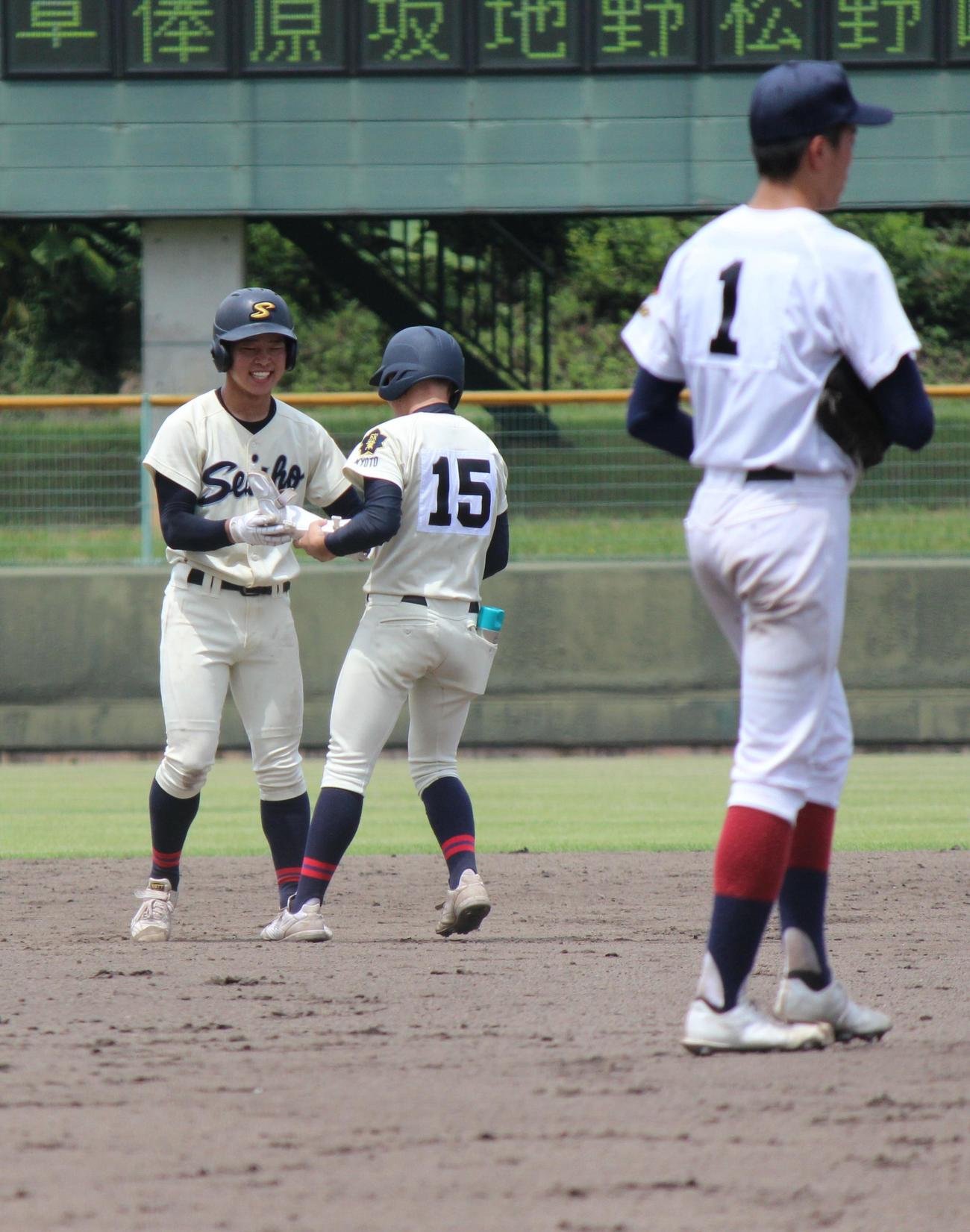 京都成章対大谷　9回、適時二塁打を放った京都成章・小野（左）手前は大谷・登田（撮影・柏原誠）