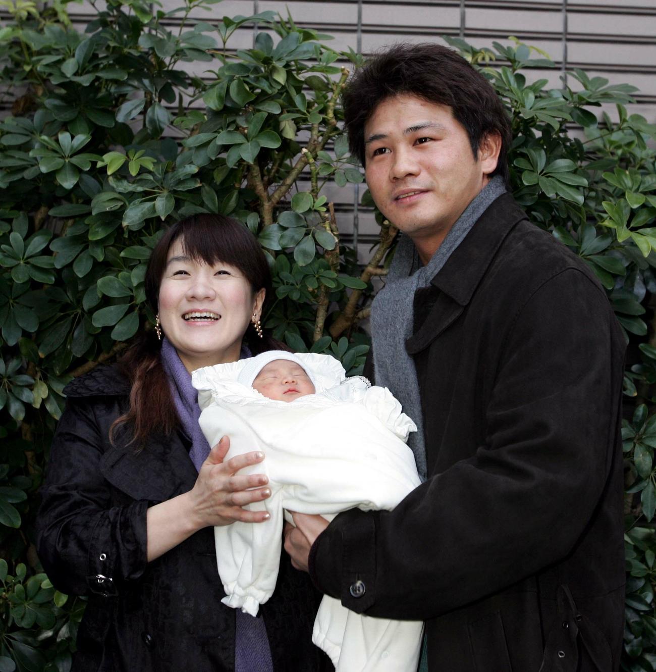 06年1月、退院会見で佳亮ちゃんを抱き笑顔をみせる谷佳知、亮子夫妻