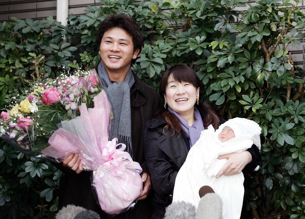 2006年1月、第１子・谷佳亮ちゃんを出産し退院した谷亮子さん。左は夫の谷佳知氏