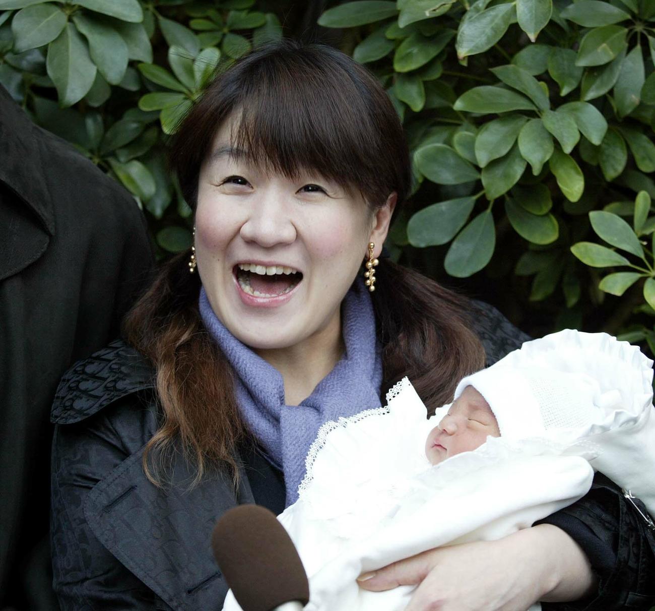 2006年1月、谷佳亮ちゃんを抱きかかえ笑顔を見せる谷亮子さん