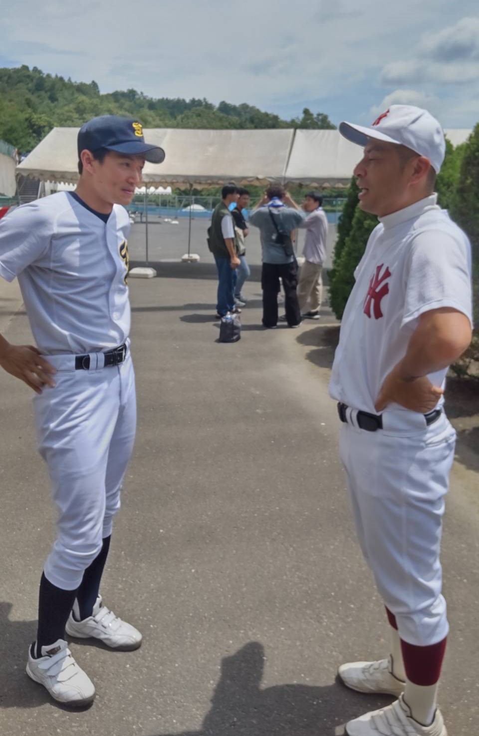 京都大会　西京対山城　試合後に会話をかわす山城・岸本監督（右）と西京・北本監督（撮影・柏原誠）