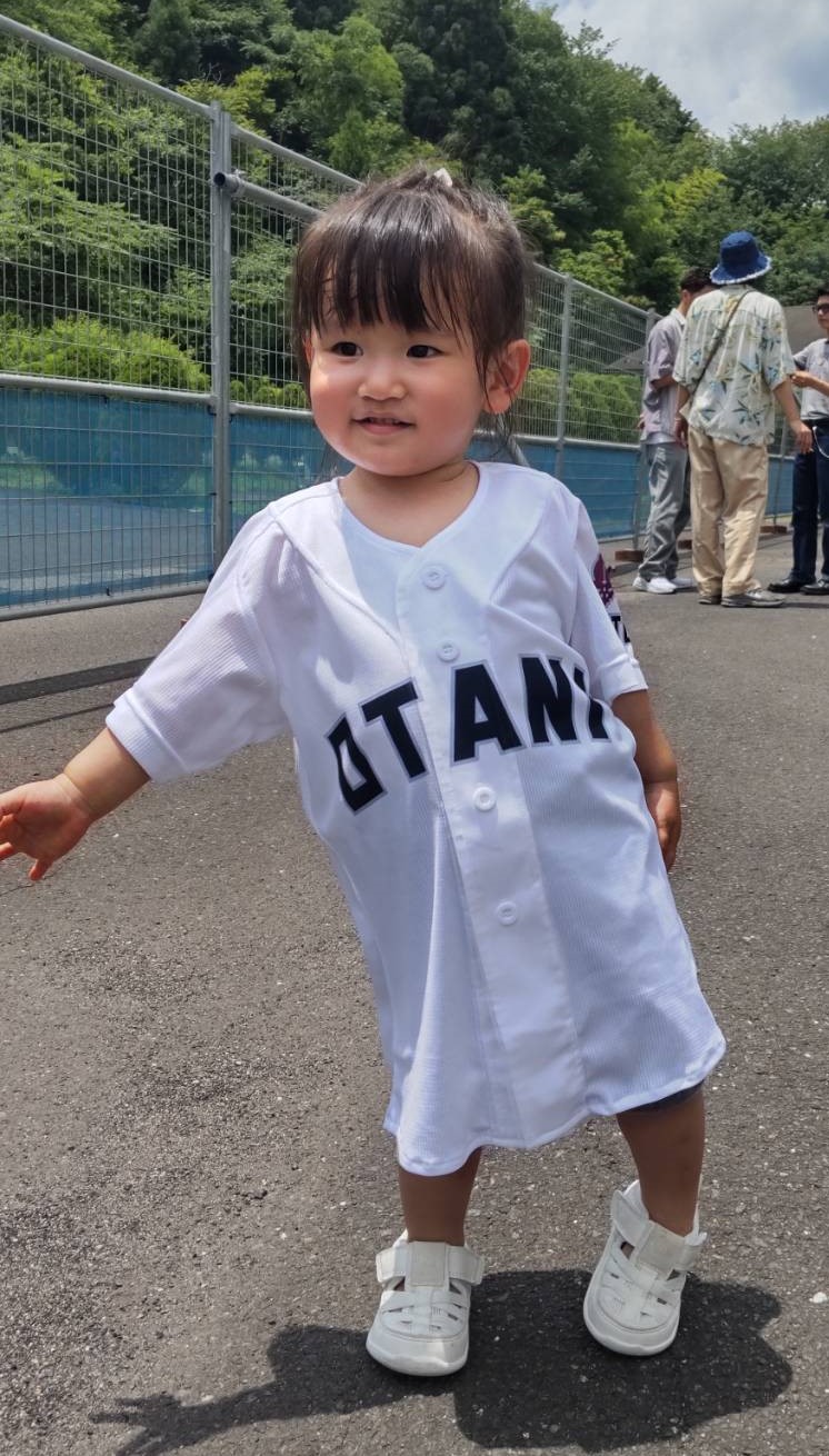 京都大会　京都成章対大谷　大谷のユニホームを着て応援した女の子（撮影・柏原誠）